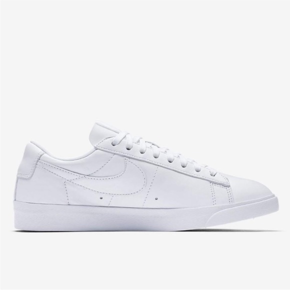 Nike Blazer Low LE Triple White - Picture 1 of 6
